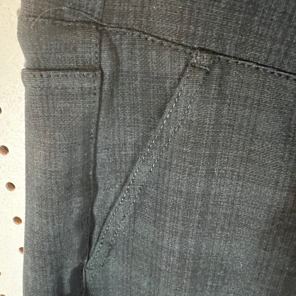 Liverpool Los Angeles Pull On Leggings in Size 8/29 in Night Sky Blue Plaid - Picture 5 of 9